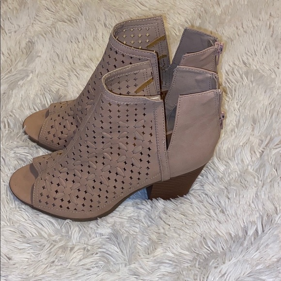 Size 9 Heels - Picture 3 of 5